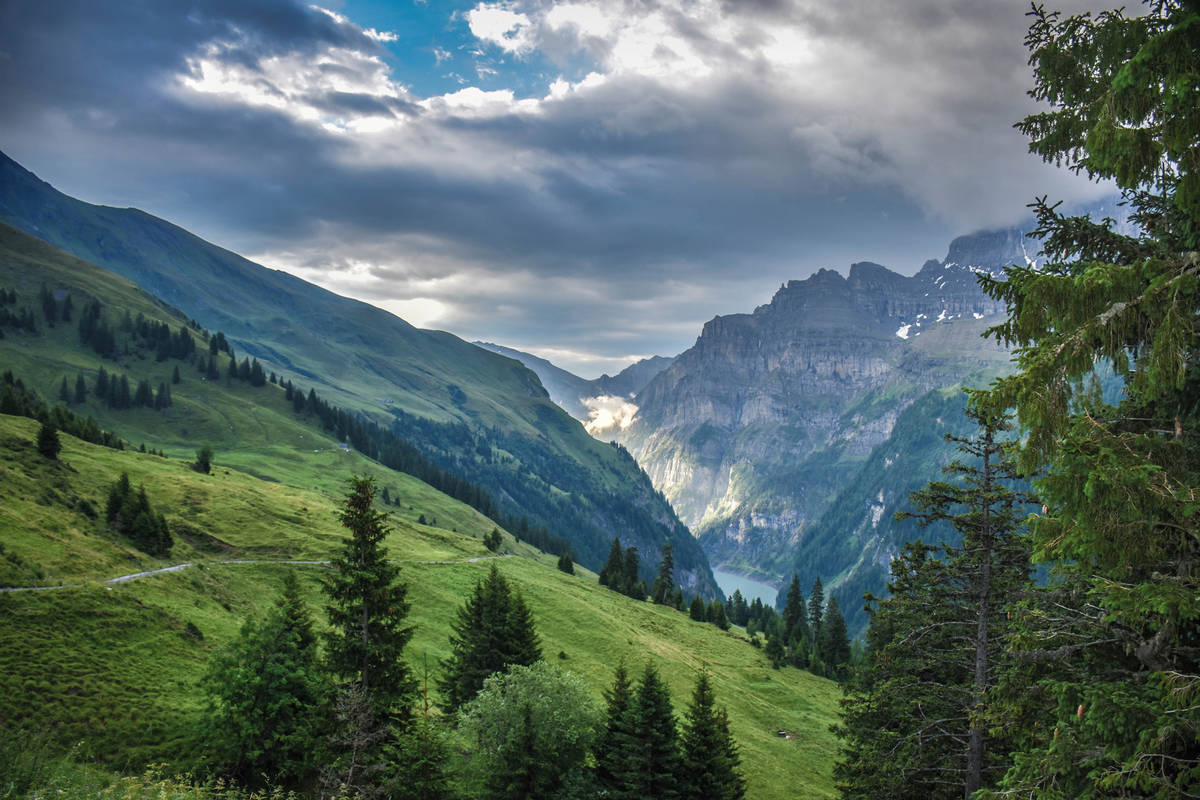 Der Blick ins Tal und auf den Stausee belohnt unseren sportlichen Einsatz.