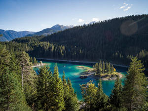 Der Caumasee liegt unterhalb Flims und ist auf drei Seiten von Wald umgeben.