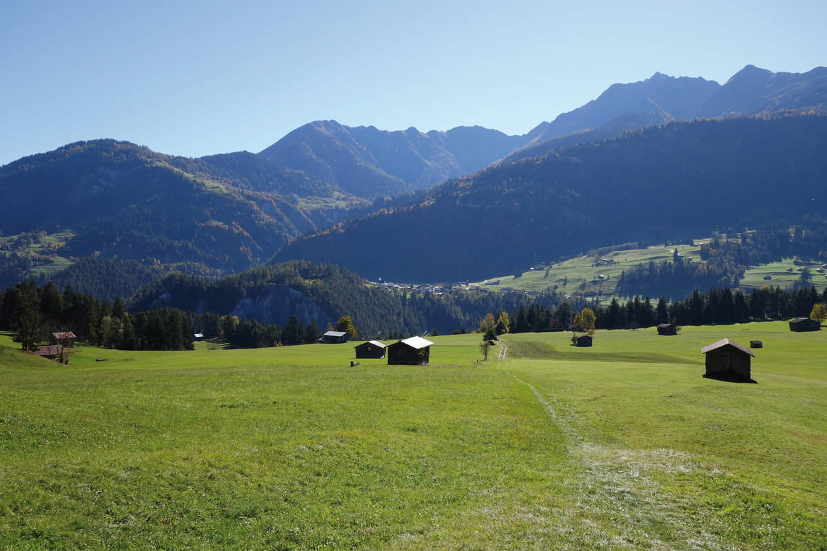 In der Surselva mit Blick nach Valendas, das 2013 mit Versam, Safien und Tenna zur Gemeinde Safiental fusionierte