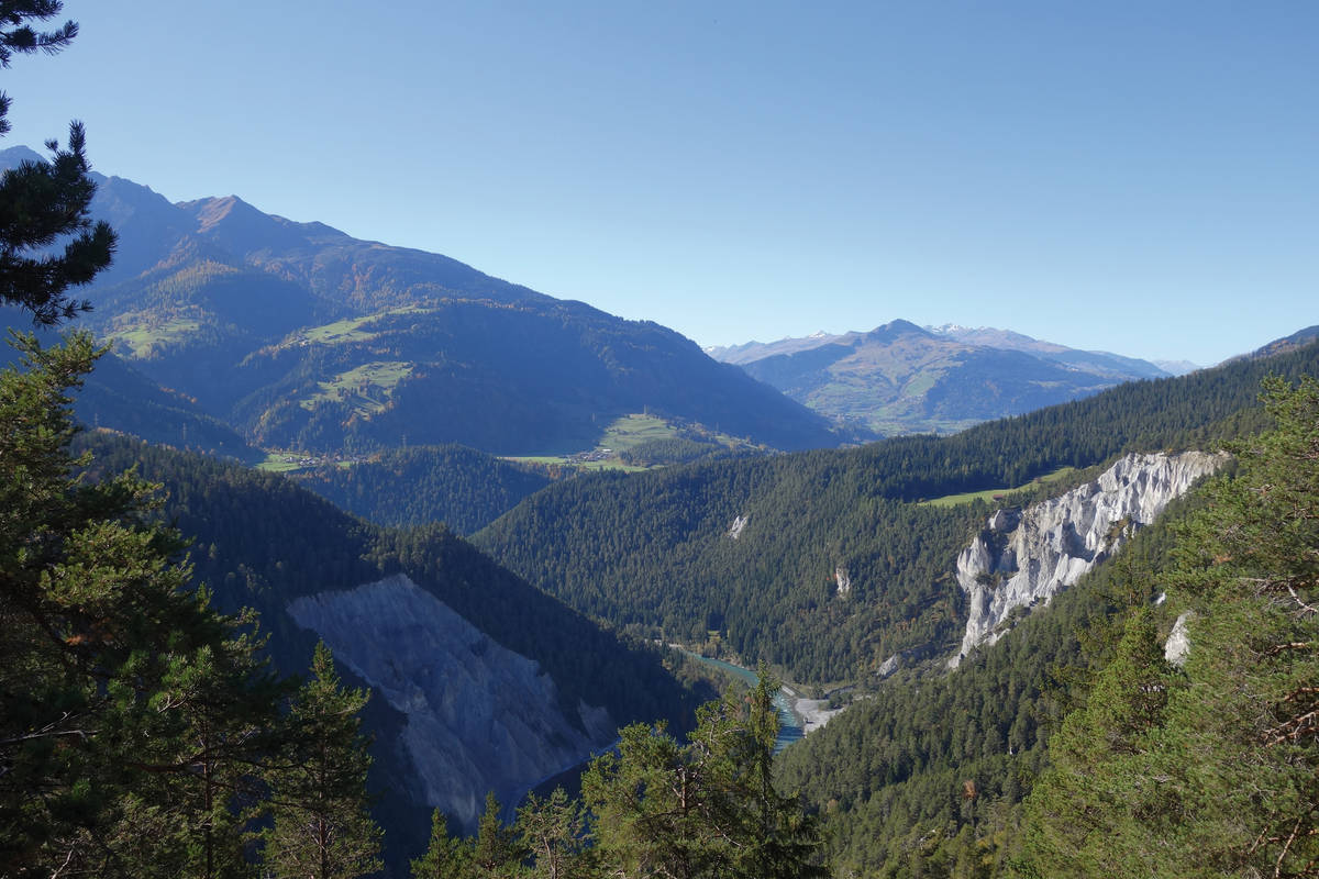 Die Ruinaulta entstand durch einen hangrutsch, oder durch mehrere Schübe, vor etwa 10’000 Jahren