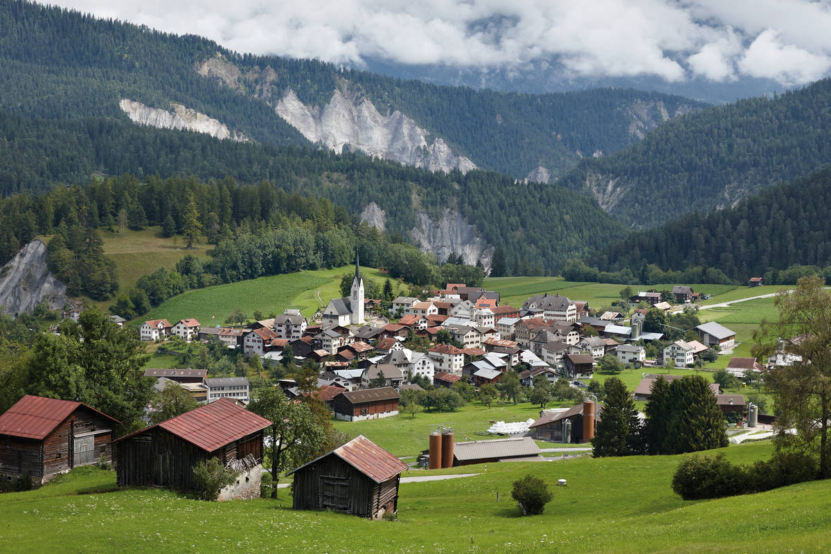 Valendas: Das Ortsbild mit seinen historischen Herrenhäusern hat nationale Bedeutung. Heute zählt das Dorf knapp 300 Einwohner.