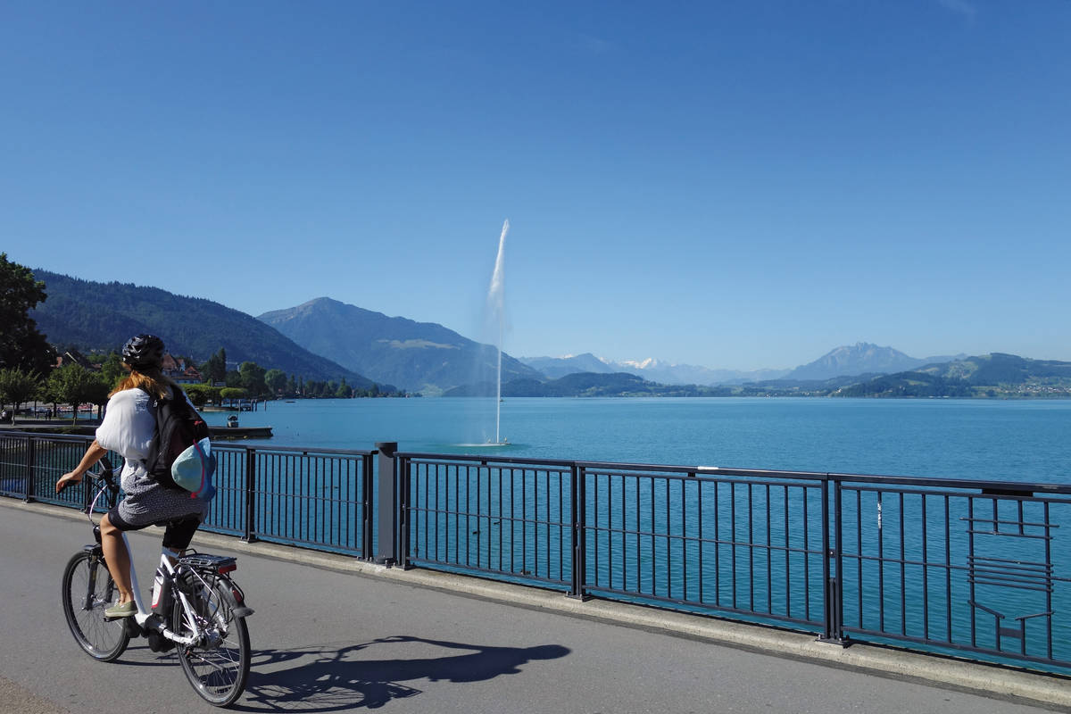 Die Fahrt entlang dem Zugersee ist dank breitem Velostreifen ein Genuss.