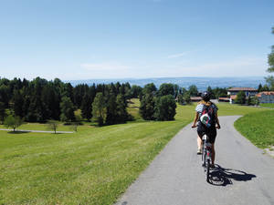 Auf dem Zugerberg angelangt, fahren wir am Internat Montana vorbei Richtung Lienisberg.