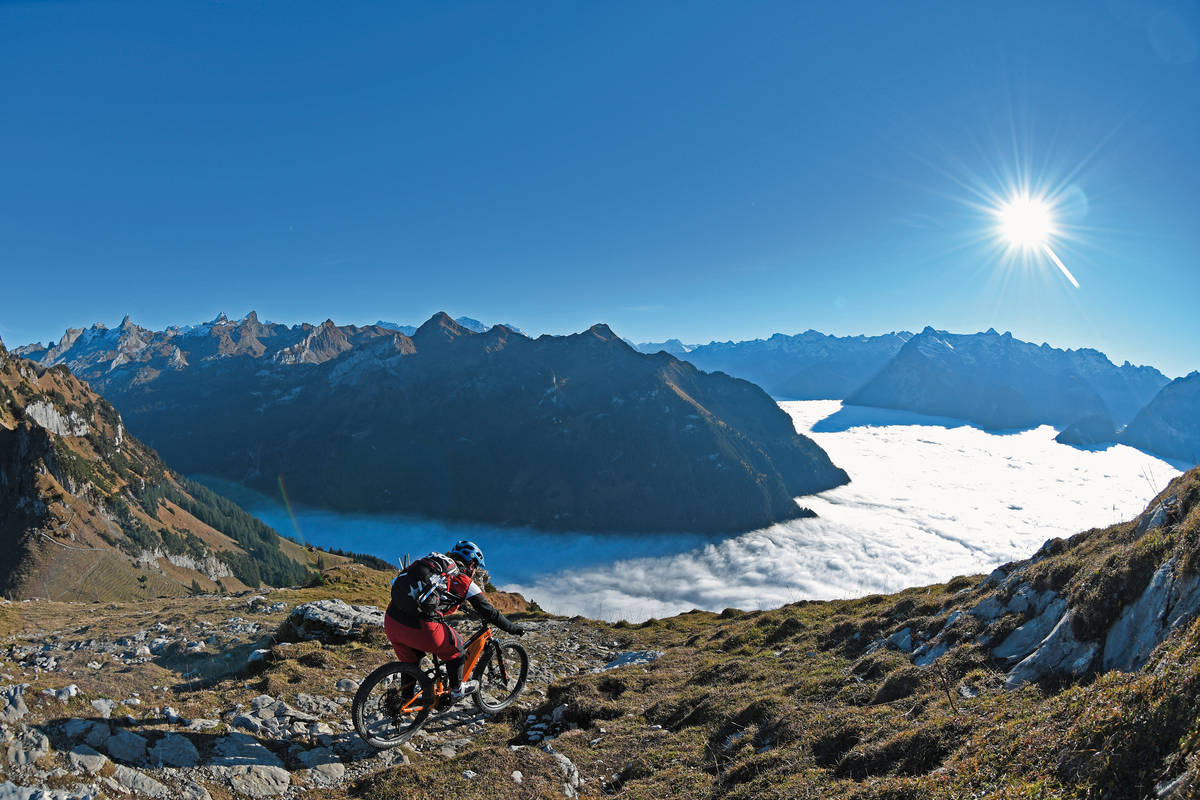 Atemberaubende Aussicht auf das Nebelmeer über dem Vierwaldstättersee. Die Spitzen der Urner Alpen ragen aus dem Meer hoch.