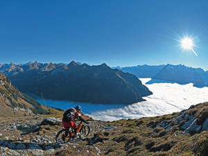 Atemberaubende Aussicht auf das Nebelmeer über dem Vierwaldstättersee. Die Spitzen der Urner Alpen ragen aus dem Meer hoch.