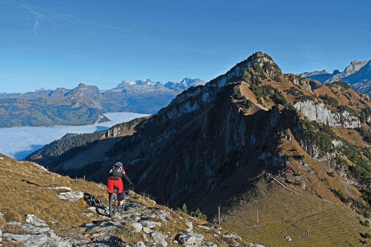 Keck grüsst vis-à-vis der Huser Stock, dessen Kretenweg allerdings stellenweise ausgesetzt und mit Stufen versehen ist.