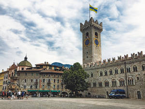 Auf der Piazza del Duomo in Trentino befindet sich das weit herum bekannte Eiscafé Grom.