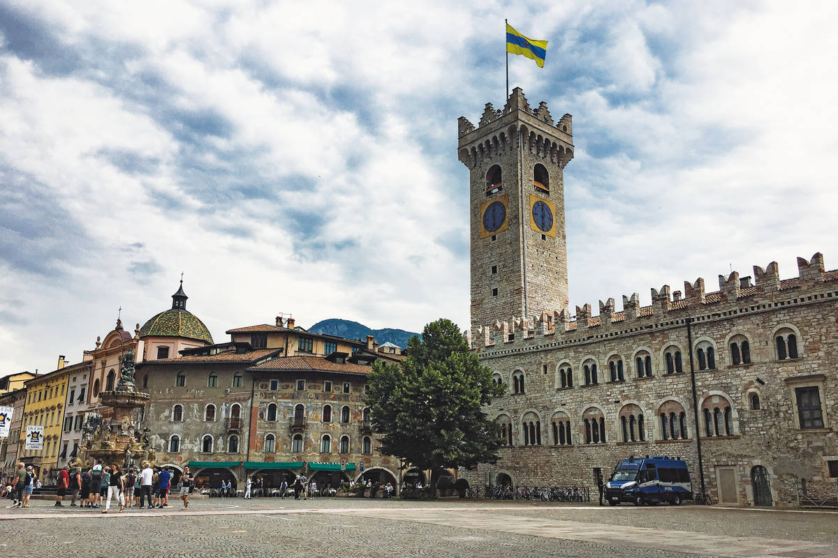 Auf der Piazza del Duomo in Trentino befindet sich das weit herum bekannte Eiscafé Grom.