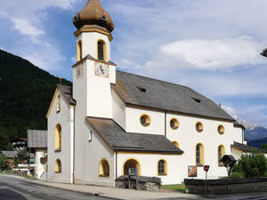 Unmittelbar hinter der Pfarrkirche von Scharnitz,  «Unsere Liebe Frau Maria Hilf», biegen wir rechts ab.