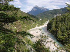 Aussicht auf die junge Isar, welche nur wenige hundert Meter weiter oben entspringt.