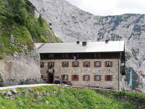 Unschwer zu erkennen, das 1908 erbaute Karwendelhaus, auf 1790 m ü. M., ein beliebter (E-)Biker-Halt.