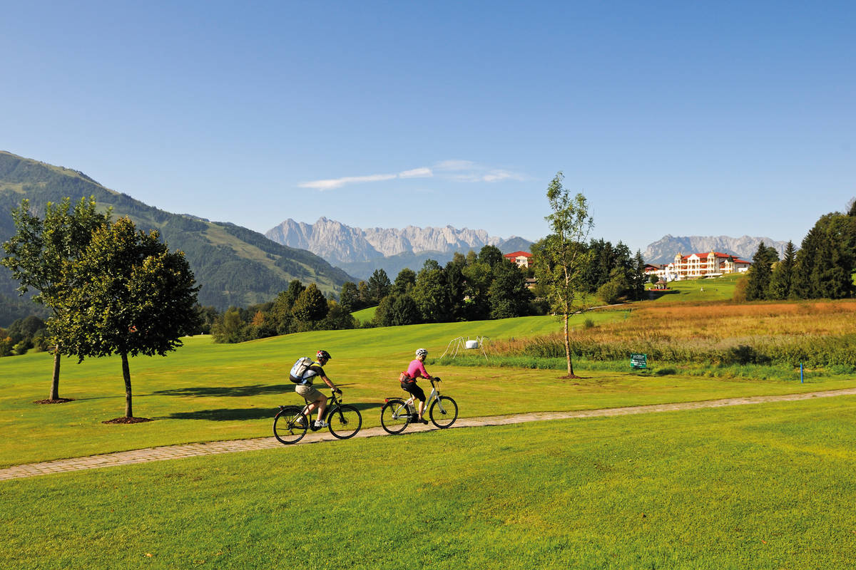 Bei der Tour rings um den Golfplatz gibt es grandiose Ein- und Ausblicke auf den Gebirgsstock des Wilden Kaiser.