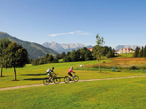 Bei der Tour rings um den Golfplatz gibt es grandiose Ein- und Ausblicke auf den Gebirgsstock des Wilden Kaiser.