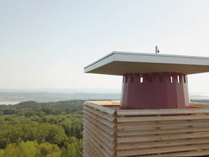 Von der Aussichtsplattform des Turmes erhascht man einen Blick auf den fernen Bodensee. Bild: Thurgau Bodensee Tourismus