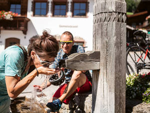 Willkommene Erfrischung für heisse Sommertage an den zahlreichen, rustikalen Brunnen im Alpbachtal, die von glasklarem Quellwasser gespiesen werden.