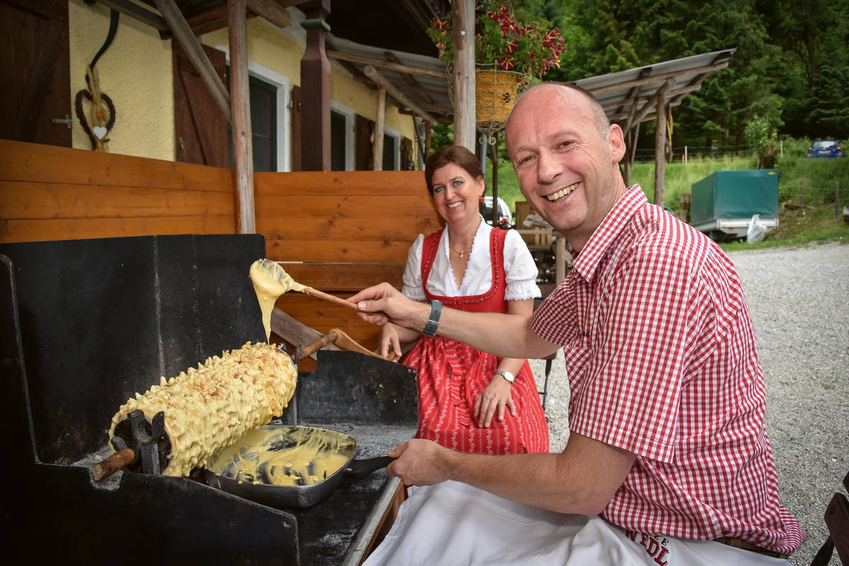 Sehr beliebt im Alpbachtal: die Brandenburger Prügeltorte, die viel Geduld bei der Herstellung braucht.