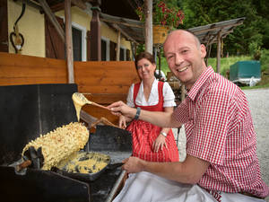 Sehr beliebt im Alpbachtal: die Brandenburger Prügeltorte, die viel Geduld bei der Herstellung braucht.