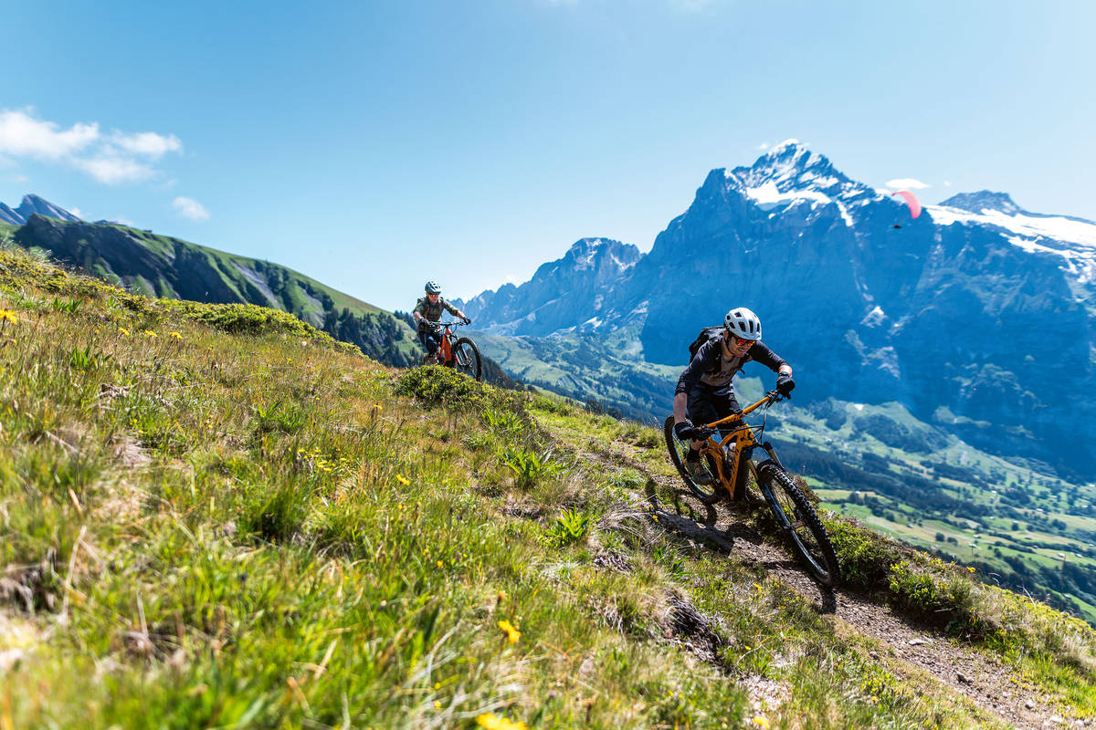 Hoch über Grindelwald führt der Trail entlang der Bergflanke zurück ins Tal.