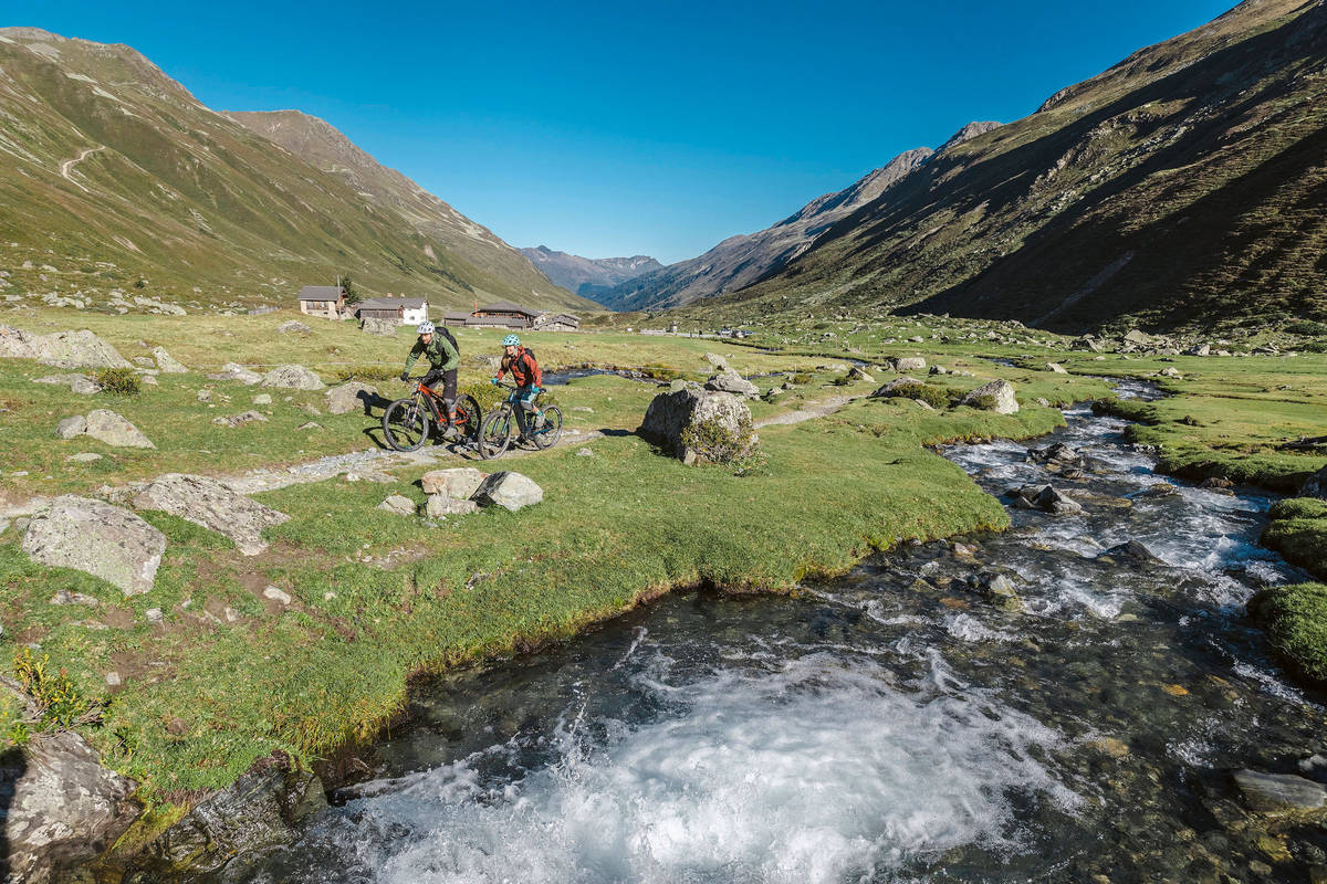 Auch wenn die Trails zwischendurch flacher werden, die Alpenidylle bleibt.