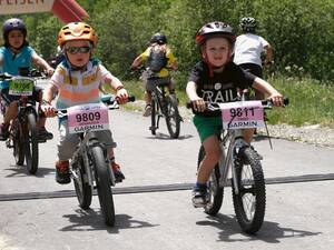 Zusammen mit anderen Gleichaltrigen macht das Biketraining noch viel mehr Spass.