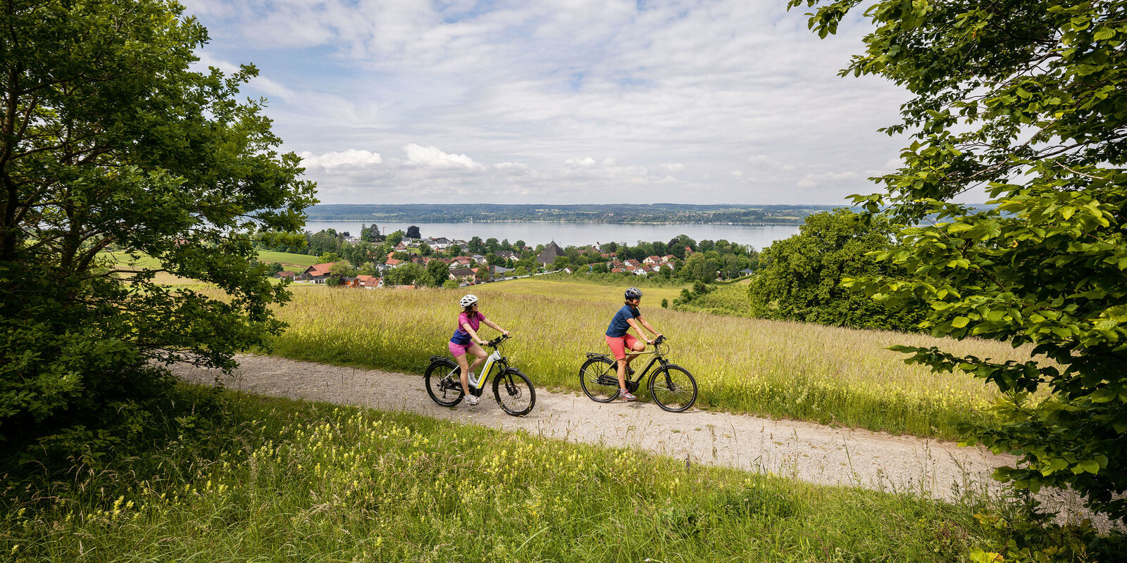 Lauschige «Radlwege» abseits der grossen Verkehrsströme laden in Oberbayern zu ausgedehnten Fahrradtouren durch idyllische Landschaften.