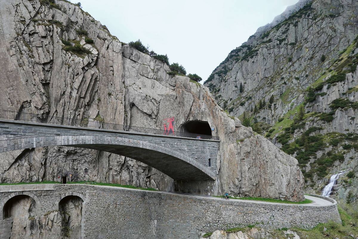 Der historische Radweg zur Teufelsbrücke ist mit seinen ruppigen Rampen topografisch anspruchsvoll, aber dafür komplett autofrei. Die Autos fahren vor der Witterung und dem Steinschlag geschützt durch Tunnels und Galerien.