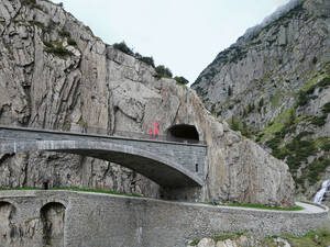 Der historische Radweg zur Teufelsbrücke ist mit seinen ruppigen Rampen topografisch anspruchsvoll, aber dafür komplett autofrei. Die Autos fahren vor der Witterung und dem Steinschlag geschützt durch Tunnels und Galerien.