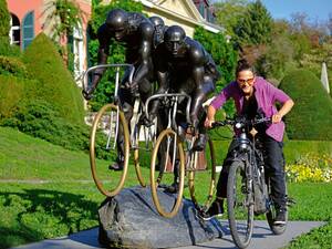 Ein nettes Stelldichein mit der Skulptur des Künstlers Gabor Mihaly im Park des Olympischen Museums in Lausanne.