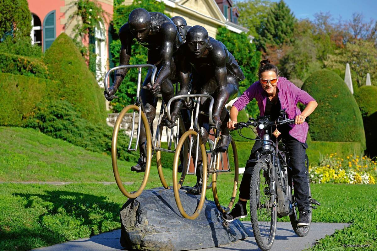 Ein nettes Stelldichein mit der Skulptur des Künstlers Gabor Mihaly im Park des Olympischen Museums in Lausanne.