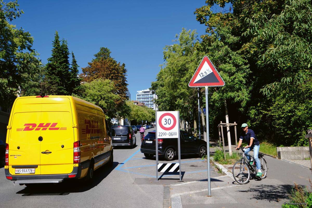 Steigungen im zweistelligen Prozentbereich sind in Lausanne eher die Regel denn die Ausnahme. Ist dazu die Strasse auch noch schmal, führen die Fahrradfahrenden rasch eine Autokolonne an wie auch dieses Beispiel zeigt. Unangenehm für alle Beteiligten.