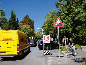 Steigungen im zweistelligen Prozentbereich sind in Lausanne eher die Regel denn die Ausnahme. Ist dazu die Strasse auch noch schmal, führen die Fahrradfahrenden rasch eine Autokolonne an wie auch dieses Beispiel zeigt. Unangenehm für alle Beteiligten.