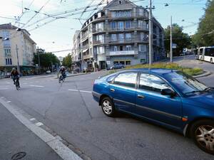 Ein Bild zum Glück mit Seltenheitswert, denn der Doppelkreisel ist in der Hauptverkehrszeit nichts für schwache Nerven. Radfahrer müssen sich zwischen den Autos durchwursteln.