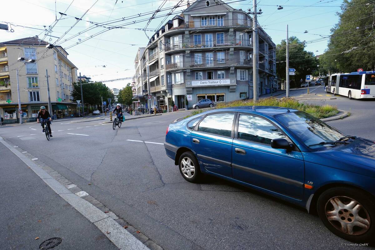 Ein Bild zum Glück mit Seltenheitswert, denn der Doppelkreisel ist in der Hauptverkehrszeit nichts für schwache Nerven. Radfahrer müssen sich zwischen den Autos durchwursteln.