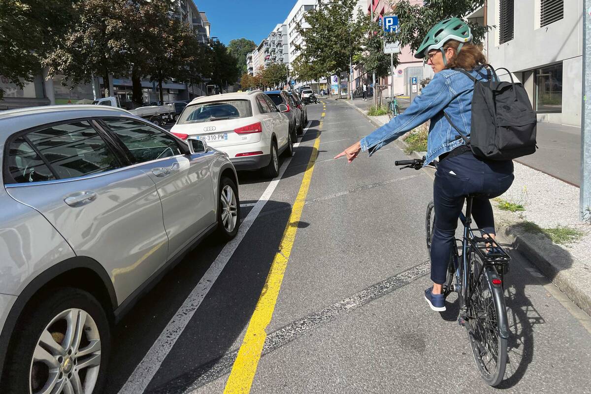 Regina Bölsterli zeigt die Neuanordnung der Parkplätze.