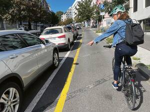 Regina Bölsterli zeigt die Neuanordnung der Parkplätze.