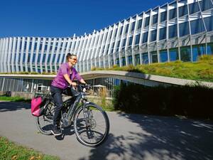 Der olympische Sitz, idyllisch mit Seesicht gelegen, ist ein architektonischer Hingucker, entworfen vom 3XN-Konsortium und den Schweizer Architekten Itten und Brechbühl.