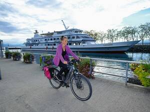 Die letzte Szene im Hafen von Lausanne mit dem passenden Kursschiff dazu.