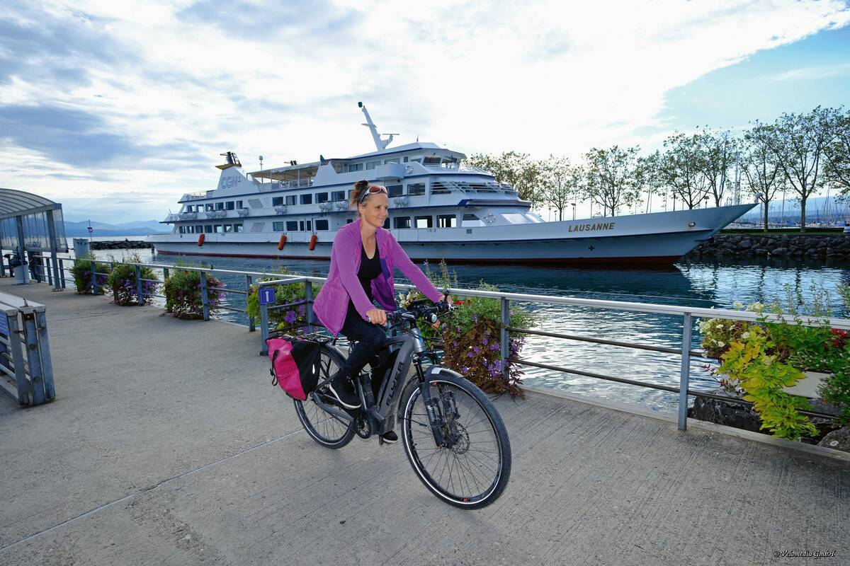 Die letzte Szene im Hafen von Lausanne mit dem passenden Kursschiff dazu.