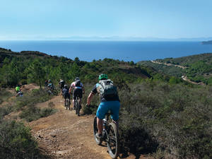 Die Bike-Trails auf Elba bieten von den Anhöhen eine wunderbare Aussicht aufs Meer.