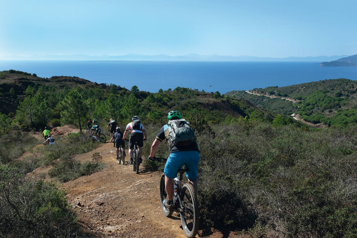 Die Bike-Trails auf Elba bieten von den Anhöhen eine wunderbare Aussicht aufs Meer.