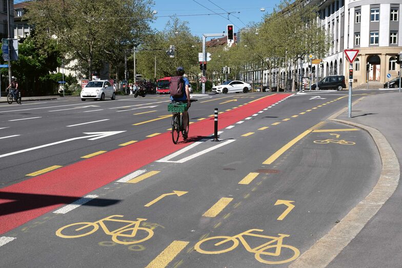 Nicht immer einfach zu durchschauen: die Strassenmarkierungen für Velofahrende in Bern.