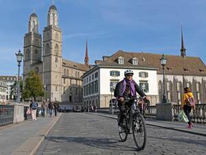 Dem Velo wird in Zürich zukünftig mehr Platz eingeräumt.