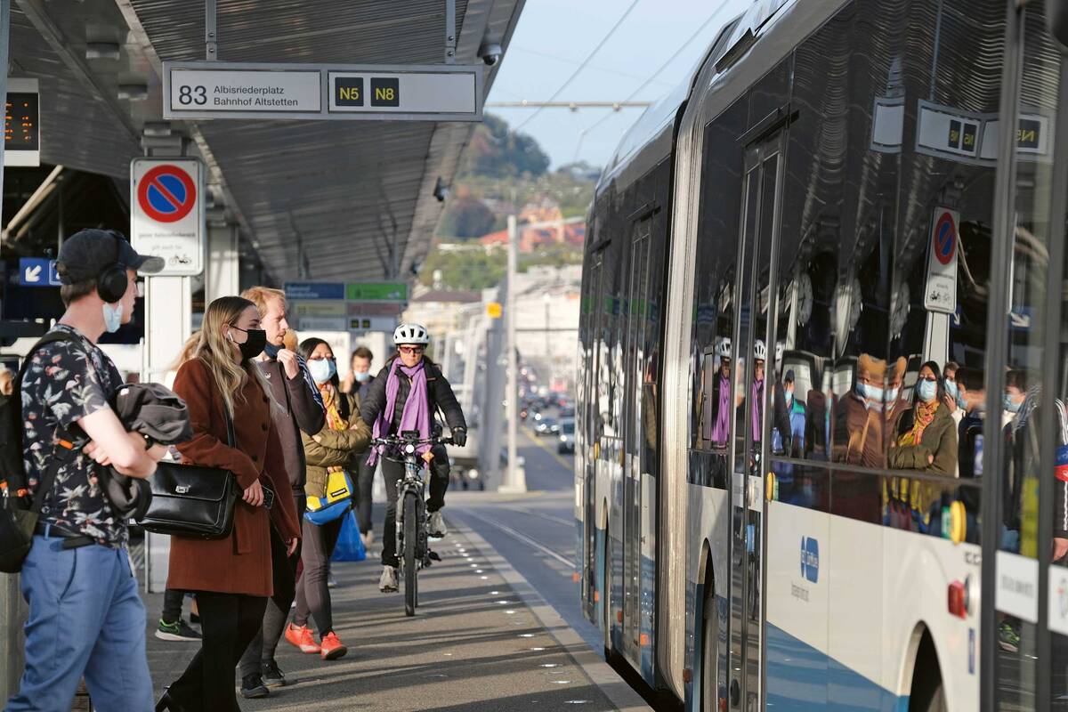 Die Buseinsteigekante auf der Hardbrücke ist zugleich Veloweg. Das geht gut – bis der Bus kommt.