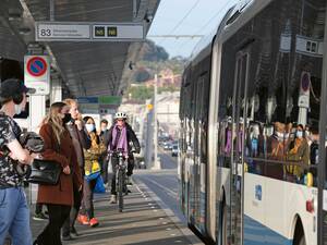 Die Buseinsteigekante auf der Hardbrücke ist zugleich Veloweg. Das geht gut – bis der Bus kommt.