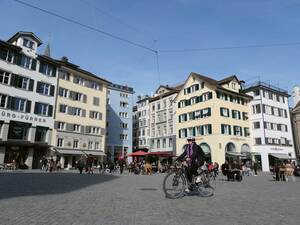 Überall dort, wo Parkplätze und Autoverkehr abgebaut wurden, lebt Zürich auf. Beispiel Münsterhof.