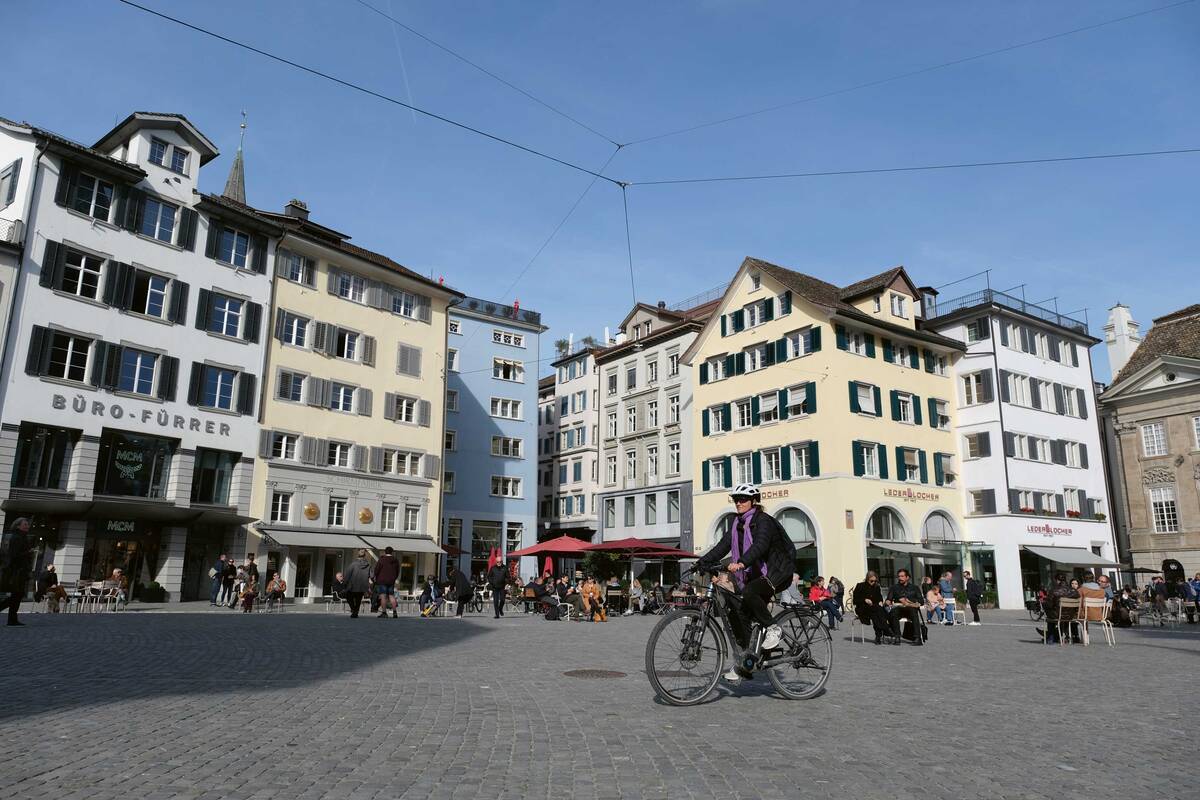 Überall dort, wo Parkplätze und Autoverkehr abgebaut wurden, lebt Zürich auf. Beispiel Münsterhof.