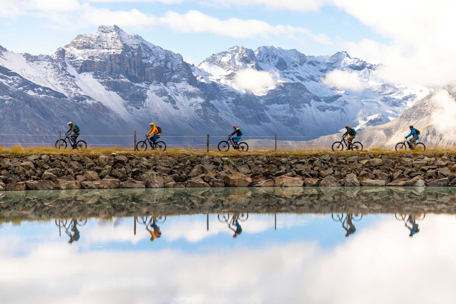 Auf einer naturnahen E-Bike-Tour lassen sich traumhafte Ausblicke auf Berge und Seen entdecken.