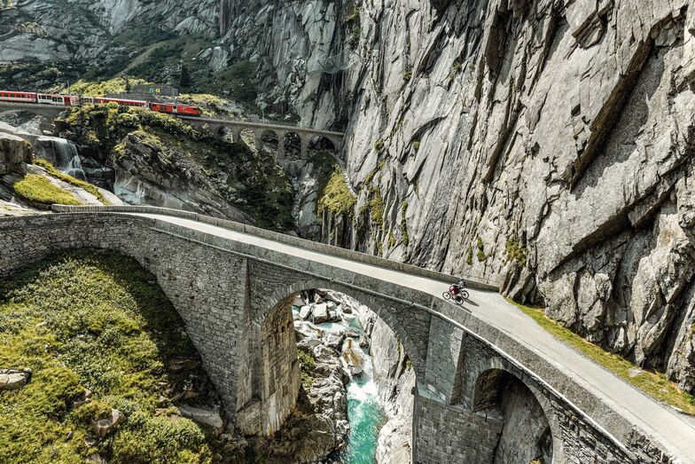 Mythische Orte, die heute noch faszinieren, gibt es viele auf der «Route 1291». Dazu zählt auch die Teufelsbrücke. Im Jahr 1230 war die Brücke über die Reuss allerdings aus Holz gebaut.