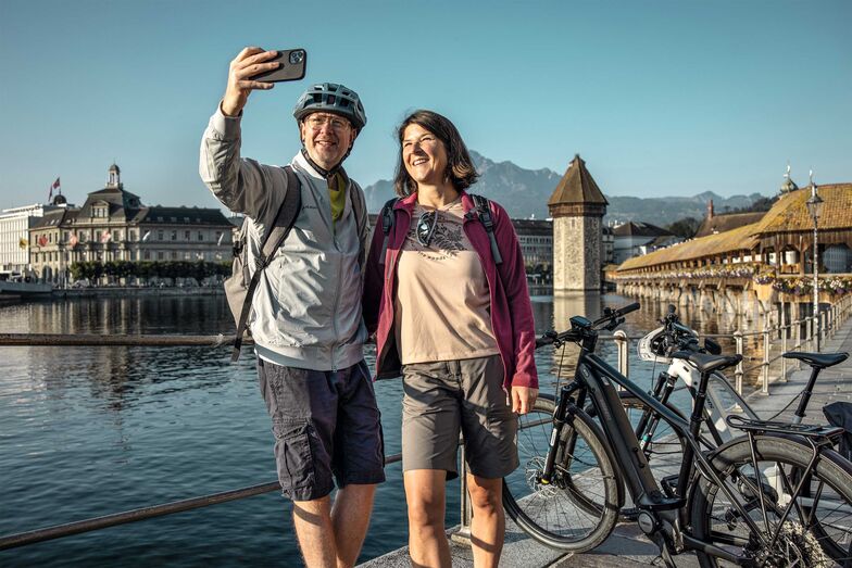 Luzern ist der Start und Endpunkt der Bike-Tour. Ein Selfie mit der ältesten Holzbrücke in Europa – die Kapellbrücke – im Hintergrund, ist eine bleibende Erinnerung.