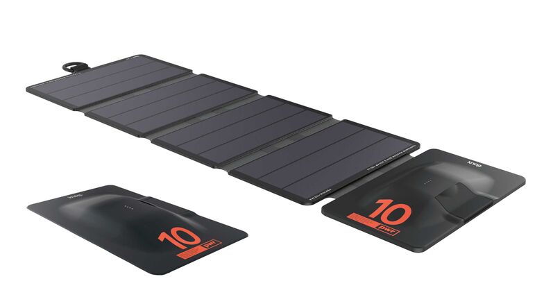 OUTDOOR-SOLARPANEL Auf mehrtägigen Biketouren mit Campingübernachtung kann Strom Mangelware sein. Abhilfe schafft da das Solar-Panel 10W – sofern das Wetter stimmt. Das Solarladegerät von Knog verfügt über vier monokristalline Panels mit Solarzellen des Typs Sunpower Maxeon der 5. Generation. Die Solarzellen produzieren eine maximale Ladeleistung von 10 Watt. Die vier LEDs auf dem Klappendeckel zeigen an, wie gut das Solarpanel zur Sonne platziert ist. Leuchten alle vier LEDs, bietet es die beste Leistung. Je nach Lichteinfall kann das Ladegerät auch mittels einer D-Ring-Befestigung aufgehängt werden. Es versorgt Mobilephone, Actionkamera und andere Elektroutensilien über den USB-A-Ausgang direkt mit Strom oder speichert die Energie in einer externen Power-Bank. Ab Fr. 119.–  knog.com über fuchs-movesa.ch